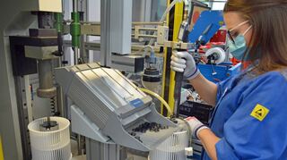 Eine Mitarbeiterin montiert Lüfterteile im „Werk 2“ in Niederstetten.