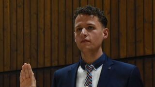 Benjamin Czernin bei seiner Vereidigung durch Bürgermeisterstellvertreter Christian Heckmann.