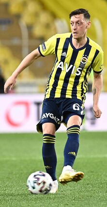 Der frühere deutsche Nationalspieler Mesut Özil trägt mittlerweile das Trikot von Fenerbahce Istanbul.