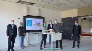 Im noch nicht ganz fertiggestellten Neubau der Gemeinschaftsschule am Schlossplatz in Limbach unterzeichneten deren Schulleiterin Martina Meixner (Dritte von links) und BGB-Rektor Jochen Schwab (Zweiter von rechts) im Beisein der Konrektoren und Bürgermeister den Kooperationsvertrag.