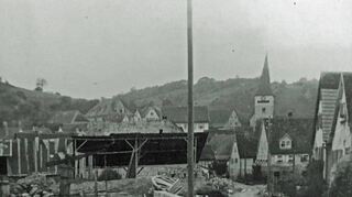 Die Untere Gasse nach dem Krieg: Die Zerstörungen sind deutlich zu sehen, mehrere Häuser „fehlen“ in der Sichtachse.