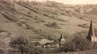Blick auf den „Mittelweg“ (oberes Bilddrittel). Rechts oberhalb des entstehenden Neubaus am Hang befand sich wohl der Sprengstoffbunker des „Pulverfritz“.