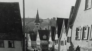 Die Untere Gasse in Oberstetten vor dem Zweiten Weltkrieg. Das Haus mit der Dachgaube (Bildmitte) lässt sich noch heute gut identifizieren.