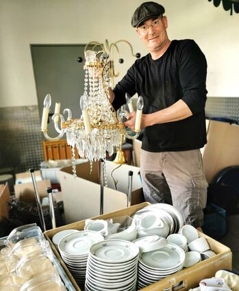 Ortsvorsteher Ralf Tschöp mit einem Schätzchen – einem kleinen Kronleuchter. Auch diese Lampe soll am Samstag verkauft werden, wie alle geborgenen Gegenstände.
