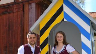 Ein Zollhäuschen markiert neuerdings die Grenze die mitten durch das Mühlenanwesen führt.