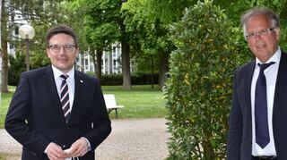 Landrat Reinhard Frank (rechts) wurde am Freitag in der Bad Mergentheimer Wandelhalle verabschiedet, Christoph Schauder (links) als sein Nachfolger vereidigt und verpflichtet.