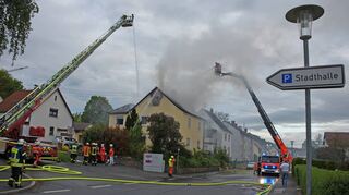 Die Freiwilligen Feuerwehren aus Lauda-Königshofen, Tauberbischofsheim und Bad Mergentheim eilten am Sonntagfrüh in die Becksteiner Straße in Lauda.