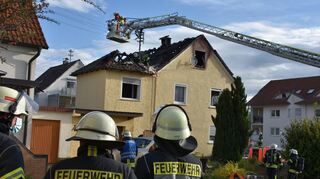 Es entstand beträchtlicher Schaden an dem Wohnhaus an der Ecke Becksteiner Straße/Zähringer Straße in Lauda. Der Brand selbst wurde mit zwei Drehleitern und zudem von innen bekämpft.
