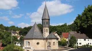 Die Achatius-Kapelle in Grünsfeld-Hausen ist ein besonderes Kleinod. Der Doppel-Oktogon-Bau aus dem 12. Jahrhundert liegt heute etwa vier Meter tiefer als die Umgebung.