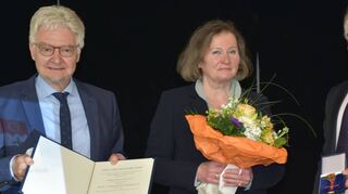Jörg Hasenbusch (links), seine Frau Anita und Landrat Reinhard Frank freuen sich über die hohe Auszeichnung.