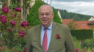 Ludwig Fürst zu Löwenstein-Wertheim-Freudenberg vor dem Schloss in Kreuzwertheim.