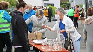Auch Gläser und Geschirr fanden beim Flohmarkt in Bettingen reißenden Absatz.