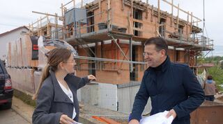 Architekt und Bauträger Benjamin Niestroj vor dem laufenden Bauprojekt in der Osterburkener Alemannenstraße. Die Fertigstellung ist zum Jahreswechsel geplant. Tochter Amelie Niestroj arbeitet nach ihrem Architekturstudium in Konstanz seit 2021 im Büro Niestroj mit.