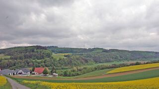 Die obere Heckenstraße, von der aus man die geplanten Windkrafträder – sollten sie denn kommen – besonders deutlich sehen und „erdulden müssen“ würde.