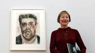 Kunsthistorikerin Ingrid Mössinger im Jahr 2016 vor der Arbeit „Face the Music, Ray Bridges“ von Bob Dylan.