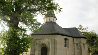 Die wohl weithin bekannteste Kirche und Sehenswürdigkeit der Gemeinde Wittighausen ist die romanische Oktogonkapelle St. Sigismund oberhalb des Ortsteils