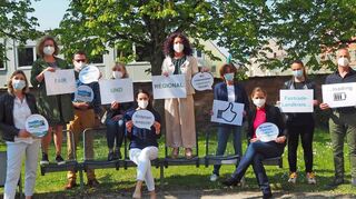 Die Projektgruppe der Fairtrade-Towns Kampagne im Landratsamt ist mit Eifer bei der Sache. Nur so konnte die Zielgerade zur Zertifizierung als Fairtrade-Landkreis erreicht werden. Das Bild zeigt (von links) Sabine Keller, Angelika Bronner-Blatz, Rainer Wirth, Sylvia Janusch, Lisa-Marie Bundschuh, Marion Schmidt-Kowalke, Elke Horinger, Tabea Gernoth-Laber, Johanna Hahn und Markus Edelmann.