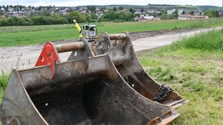 Die Baggerschaufeln stehen nicht nur herum, sie sind auch im Einsatz. Für die Erschließung des Baugebiets „Zur Marienhöhe“ zwischen Buchen und Hainstadt haben in dieser Woche die Vorarbeiten begonnen.