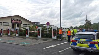 Die aus einem Tanklaster ausgetretene Salzsäure wurde mittels eines Gefahrgutbinders unschädlich gemacht. Die Stelle unterhalb der Spielothek am Bettinger Autohof bleibt abgedeckt und muss fachgerecht entsorgt werden.