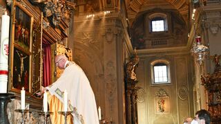 Mit der Öffnung des Blutschreins in der Basilika durch Domkapitular Thorsten Weil aus Freiburg begann am Sonntag die Hauptwallfahrtszeit in Walldürn.