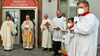 Domkapitular Thorsten Weil (zweiter von links) wurde am Pfarrhaus von Stadtpfarrer Pater Josef (links) abgeholt und in die Basilika geleitet.