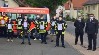 Das Bild zeigt die Teilnehmer, die den Sprechfunklehrgang absolvierten, zusammen mit dem Ausbilderteam.