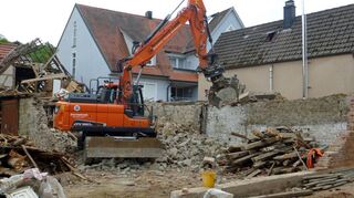 Forsch und dennoch mit Feingefühl: Bei den Abbrucharbeiten an zwei Scheunen und einem ehemaligen Wohnhaus in der Wermutshäuser Straße ist wegen der engen Bebauung Vorsicht geboten.