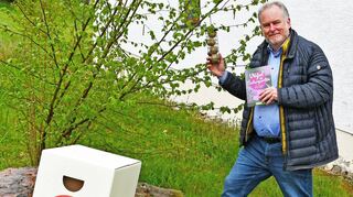 Engelbert Kötter mit dem Buch, das er mit Barbara P. Meister geschrieben hat.