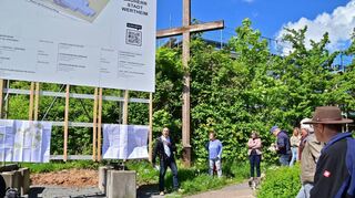 Abteilungsleiter Christian Melzer erläuterte den Baufortschritt an der Neuen Sozialen Mitte des Wartberges.