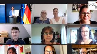 Markus Dosch (links unten) nahm am Mittwoch die Auszeichnung virtuell von Annette Widmann-Mauz, Beauftragte der Bundesregierung für Migration, Flüchtlinge und Integration, (links oben) entgegen.