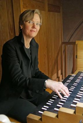 Ariane Metz spielt im Rahmen einer Andacht auf der Orgel