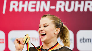 Elisabeth Seitz mit der Goldmedaille, die sie am Donnerstag im Mehrkampf gewonnen hat.