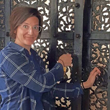 Johanetta Müller ist Schlossführerin und begeistert von den barocken Eisengittern an den Korridoren.