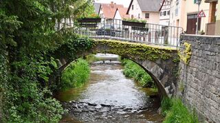 Den Brehmbach queren in Königheim über20 Brücken, weshalb die Weinbachgemeinde auch liebevoll als „Klein-Venedig“ bezeichnet wird.