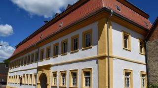 In frischem Farbglanz erstrahlt das Bettendorf’sche Schloss in Gissigheim, dessen Dach- und Fassadensanierung im vergangenen Jahr erfolgt ist.