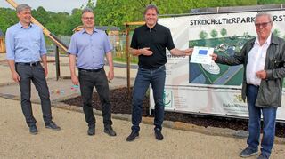 Alfred Beetz, Vorsitzender der „Leader“-Aktionsgruppe Badisch Franken, überreichte das „Leader“-Schild an Marc, Volker und Nico Hofmann (von rechts).