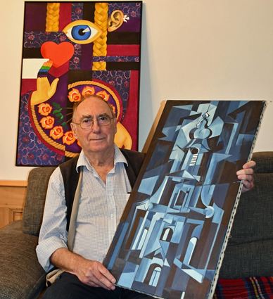 Das Malen ist eine der künstlerischen Leidenschaften von Roland Weich. Das Bild zeigt ihn mit seinem Ölgemälde „Elisabeth von Thüringen“ (hinten) und einer Ansicht der Pfarrkirche in der Brehmbachtalgemeinde.
