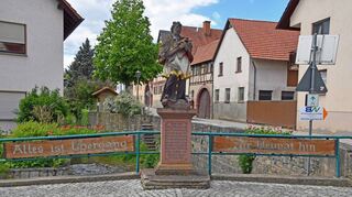 „Alles ist Übergang zur Heimat hin“: Dieses Zitat von Wolfgang von Goethe wurde auf Initiative von Roland Weich in Esche-Bohlen geschnitzt und an der Johannes-Nepomuk-Brücke in Königheim angebracht.