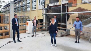 Das künftige Igersheimer Gesundheitszentrum in der ehemaligen Grundschule bekommt weiteren Nutzerzuwachs. Bürgermeister Frank Menikheim (links) freut sich über die Zusage von Dr. Desiree Ehrmann-Müller (Praxis für Hals-, Nasen- und Ohrenheilkunde), Caroline Schulte (Interdisziplinäres Logopädiezentrum Bad Mergentheim) sowie Christian Dürr und Kevin Scherer (Auric-Hörcenter).