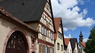 Auffallend sind in der Königheimer Hauptstraße die schönen Fachwerkhäuser und Torbögen.
