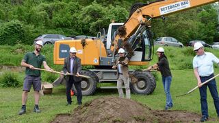 Bürgermeister Andreas Köhler (Mitte) beim Spatenstich der neuen „Kita Ginsbachtal“. Mit dabei waren auch Ortsvorsteher Werner Rückgauer (Zweiter von links) und Architektin Margit Munz.