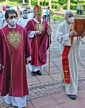 Erzbischof Burger, Pater Josef und Diakon Miko beim Einzug in die Basilika.