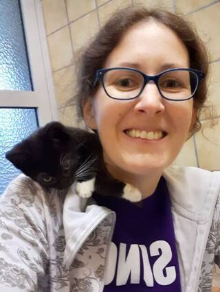 Jasmin Paul vom Tierschutzverein kümmert sich mit ihren Mitstreitern um die Kätzchen.