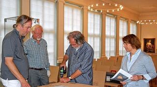 <p>Gut verpackt trafen die Leihgaben für die Ausstellung im Hofgartenschlösschen ein. Das Bild zeigt beim Auspacken (von links) Michael Kotterer M.A., Papierrestaurator der Ostdeutschen Galerie Regensburg, Museumsleiter Dr. Jörg Paczkowski, Restaurator Udo Cox und Museumsmitarbeiterin Dr. Constanze Neuendorf-Müller.</p>