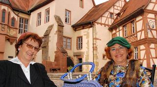 <p>Ute Häfner (links) und Ilse Schwarz haben sich gestern schon mal mit ihrer Garderobe auf die lange Museumsnacht eingestellt.</p>