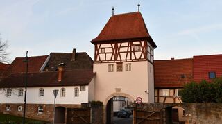 Das Obere Tor in der Weinstadt Lauda war Teil der Stadtmauer. Seit 1496 prägt der Stadteingang die Silhouette.