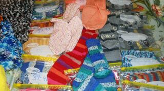Socken, Socken, Socken: Roswitha Braune aus Adelsheim strickt für die Aktion „Herzenswärme“.