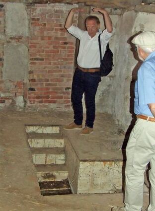Alfred Bauch (hinten) an der ehemaligen Külsheim Mikwe (Tauchbad).