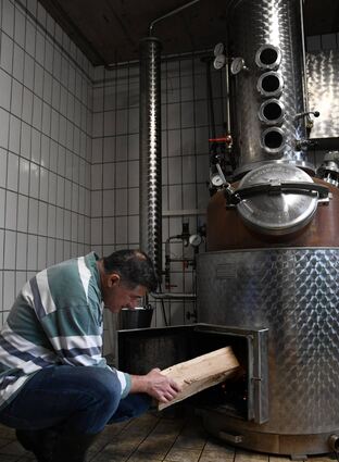 „Gut Ding braucht Weile“, sagt Brenner Dieter Braun. Das gilt auch für den Gin, der in der modernen Destille in Beckstein produziert wird.
