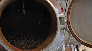Die Wacholderbeeren für den Gin aus Beckstein füllen zusammen mit Gewürzen und Neutralalkohol den Brennkessel.